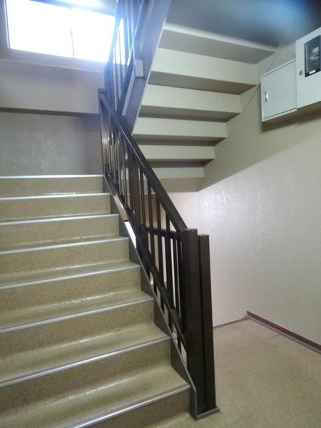 山縣ハイツのエントランス|★共有階段★