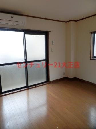 山縣ハイツの洋室