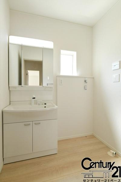 クレイドルガーデン大久保町 １号棟 ／新築一戸建の内観：施工例|■三面鏡タイプのミラーキャビネット！収納スペースも豊富です！■