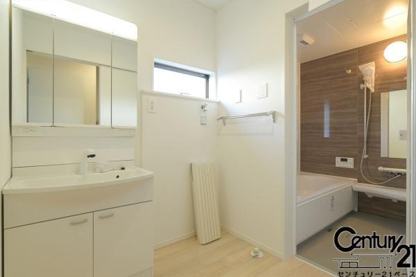 クレイドルガーデン大久保町 ２号棟 ／新築一戸建の内観：施工例|■三面鏡タイプのミラーキャビネット！収納スペースも豊富です！■