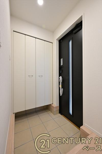 クレイドルガーデン大久保町 ３号棟 ／新築一戸建の内観：施工例|■玄関には大容量収納スペースを完備！■