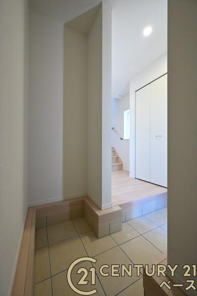 クレイドルガーデン大久保町 ４号棟 ／新築一戸建の玄関|■現地撮影写真■玄関には便利な収納スペースを完備！