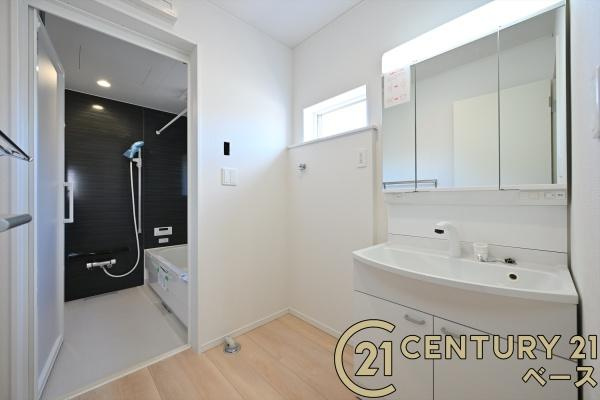 クレイドルガーデン大久保町 ４号棟 ／新築一戸建の独立洗面台|■現地撮影写真■清潔感のある広々とした洗面スペースです！