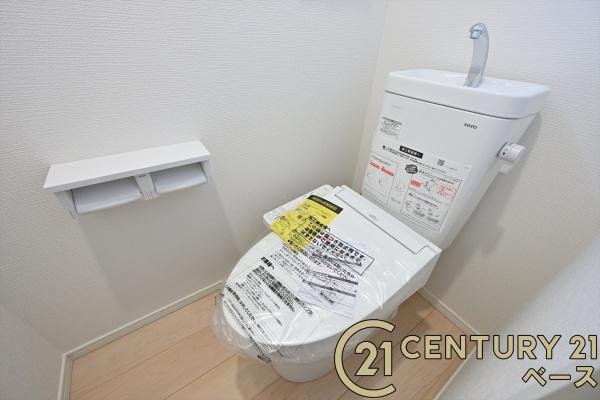 クレイドルガーデン大久保町 ４号棟 ／新築一戸建のトイレ|■現地撮影写真■１・２階ともに清潔感ある綺麗なお手洗を完備！