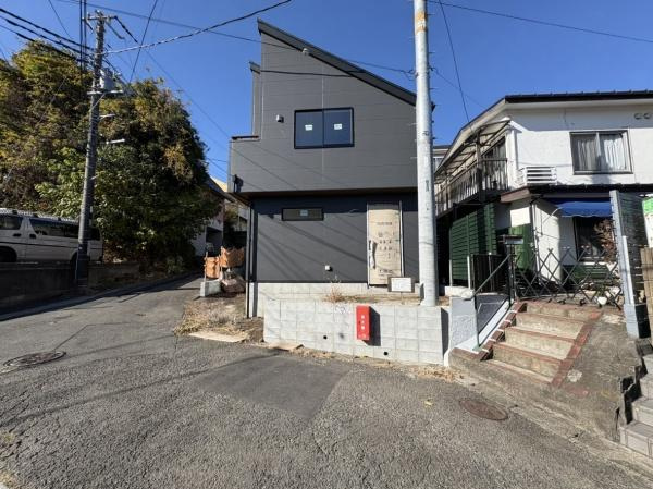藤沢市善行坂２丁目の新築一戸建の前面道路含む現地写真