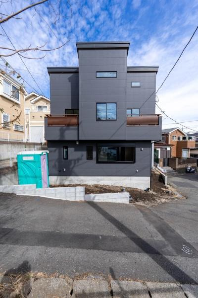 藤沢市善行坂２丁目の新築一戸建の前面道路含む現地写真