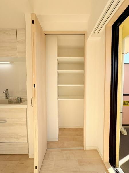 アーバンフォレスト柿生の収納|キッチンのパントリーです。