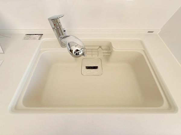 アーバンフォレスト柿生のキッチン|浄水機能付き水栓と、人工大理石の天板との目地がないお掃除しやすいシンクです。