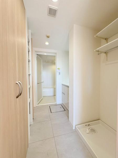 アーバンフォレスト柿生の独立洗面台|キッチン側から見た洗面室です。