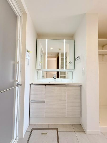 アーバンフォレスト柿生の独立洗面台|三面鏡付・曇り止め付き洗面化粧台。