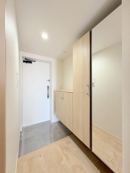 アーバンフォレスト柿生の玄関|ミラー付きシューズボックスと玄関です。