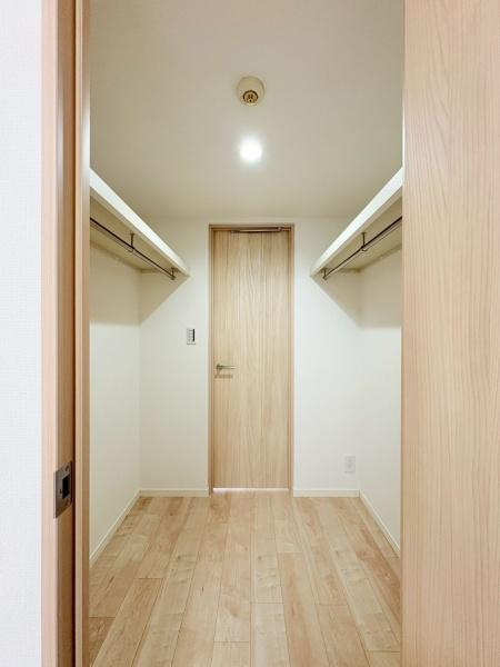 アーバンフォレスト柿生の収納|ウォークインクローゼットは、洋室１から洋室３へウォークスルーです。