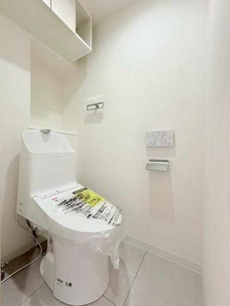 アーバンフォレスト柿生のトイレ|収納付きのウォッシュレットトイレです。