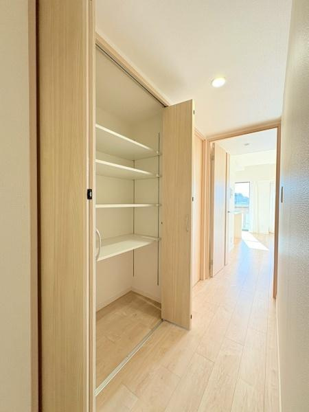 アーバンフォレスト柿生の収納|便利な棚収納です。ブレーカーはこの中にあります。