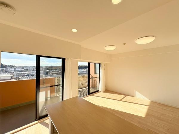 アーバンフォレスト柿生の居間・リビング|家族みんなが爽やかに健やかに過ごせるように、溢れる光をたっぷり取り込んだリビングダイニング。集いの場、憩いの場としての快適性を求めたやすらぎの空間です。