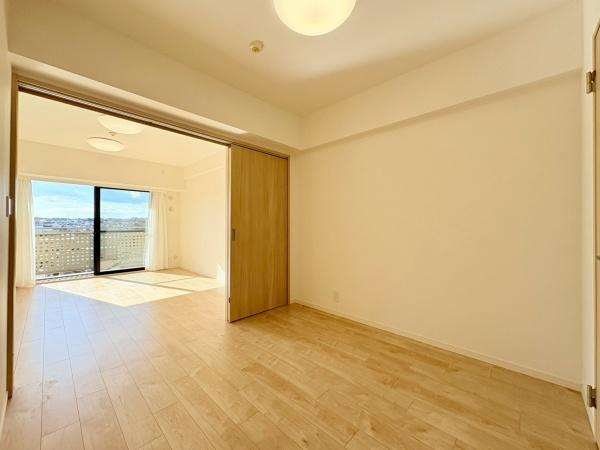 アーバンフォレスト柿生の洋室|洋室の引き戸を開けるとリビングにつながります。