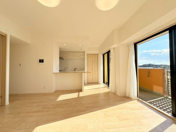 アーバンフォレスト柿生の居間・リビング|照明がなくても陽当たりの良い洋室です。