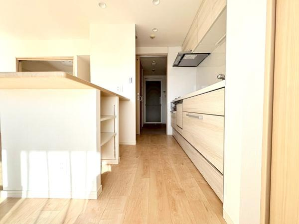 アーバンフォレスト柿生のキッチン|キッチンから洗面室・ランドリースペースへ、家事動線がとてもよいです。
