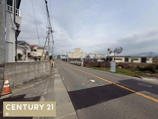 岩出市西国分　中古戸建の前面道路含む現地写真