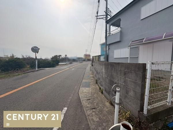 岩出市西国分　中古戸建の前面道路含む現地写真