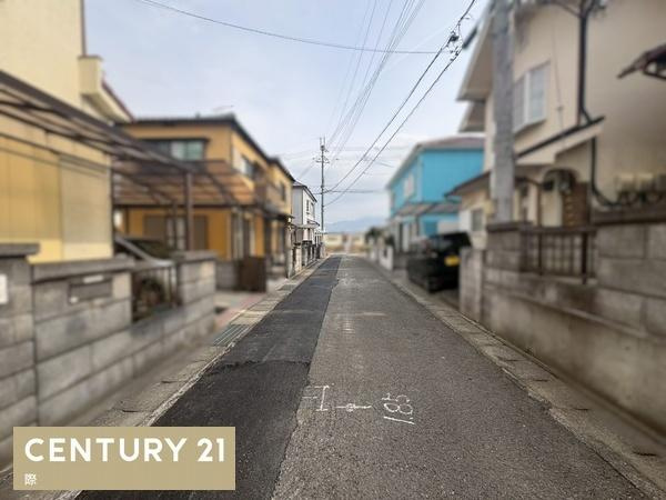 岩出市西国分　中古戸建の前面道路含む現地写真
