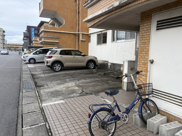 ユニーブル梅坪の駐車場