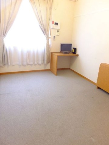 レオパレスペリフェレイアの居間・リビング|2Ｆはじゅうたんです