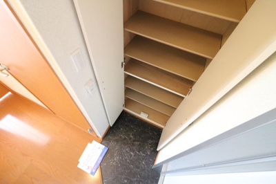 【玄関】 | レオパレスジェーオー | シューズボックス完備により女性にもおススメ