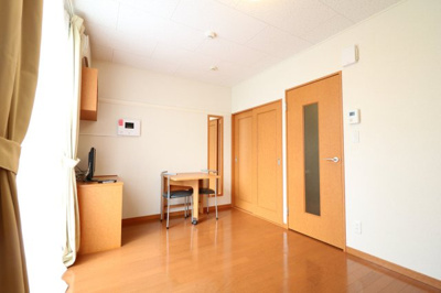 【居間・リビング】 | レオパレスジェーオー | SECOM完備（無料）により24時間安心の住空間をご提供