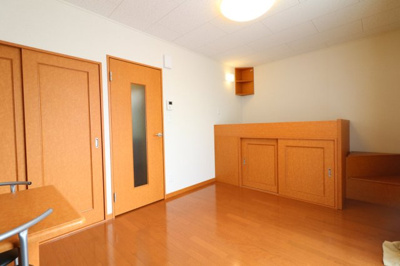 【居間・リビング】 | レオパレスジェーオー | ベッド下に収納スペースあり！荷物が多くても十分に収まります！