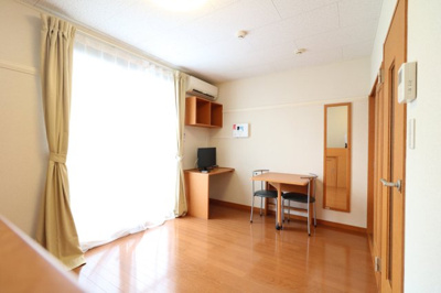 【居間・リビング】 | レオパレスジェーオー | １Ｆはフローリング仕様・２Ｆは絨毯仕様になります。