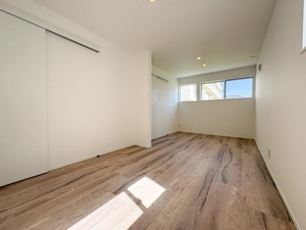 西大道　新築の洋室|9帖の洋室1室としても、間仕切りをして2部屋に分けて使用など、お子様の成長に合わせて変えることもできます♪