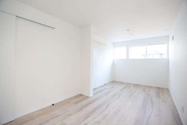西大道　新築の洋室|9帖の洋室1室としても、間仕切りをして2部屋に分けて使用など、お子様の成長に合わせて変えることもできます♪