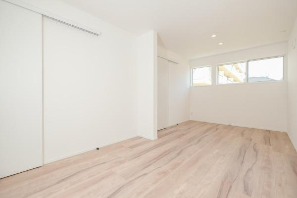 西大道　新築の洋室|9帖の洋室1室としても、間仕切りをして2部屋に分けて使用など、お子様の成長に合わせて変えることもできます♪