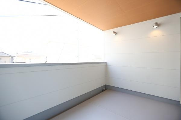 西大道　新築のバルコニー|リビングと繋がるバルコニーは、室内と屋外を自然に繋げる空間。日々のリラックスタイムやガーデニングにも◎、生活に彩りを加える場所です。