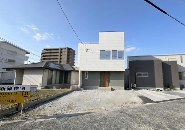 西大道　新築の収納|キッチンのすぐ隣にある納戸は、使い勝手が良く、整理しやすい便利な可動式の棚付き！収納物に合わせてレイアウトを変更可能です。