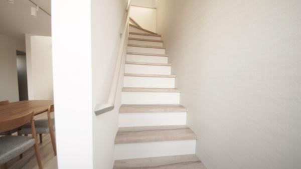 西大道　新築のその他|リビング階段は帰宅時に顔を合わせやすく、家族のコミュニケーションが自然に生まれます。