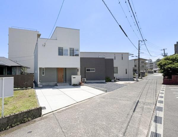 西大道　新築の前面道路含む現地写真|前面道路が広く車の出し入れがしやすい現地写真です。整備された街並みが印象的です。