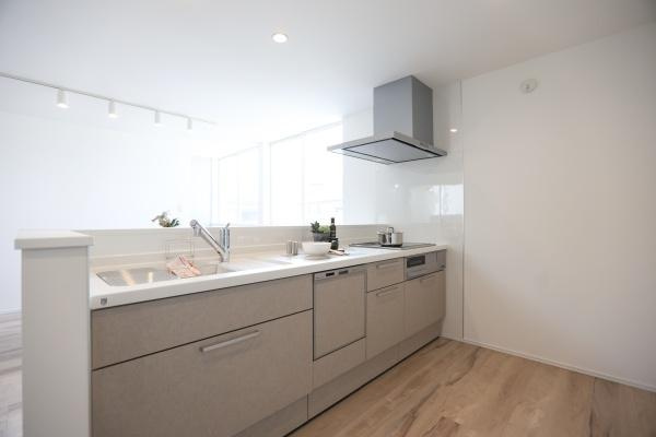 西大道　新築のその他|2階に位置するリビングは、バルコニーにも直接アクセス可能で、開放感とプライバシーを兼ね備えた空間です。周囲の視線を気にせず、ゆったりと過ごすことができます♪