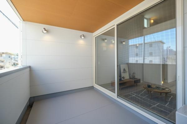 西大道　新築のバルコニー|リビングと繋がるバルコニーは、室内と屋外を自然に繋げる空間。日々のリラックスタイムやガーデニングにも◎、生活に彩りを加える場所です。