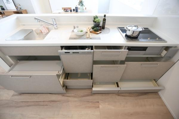 西大道　新築の居間・リビング|開放感あふれる吹き抜けのあるリビングスペース。