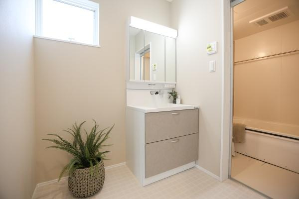 西大道　新築のバルコニー|リビングと繋がるバルコニーは、室内と屋外を自然に繋げる空間。日々のリラックスタイムやガーデニングにも◎、生活に彩りを加える場所です。