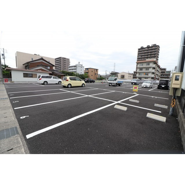 岐阜市茜部菱野３丁目の駐車場の駐車場