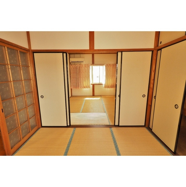 上川手貸家の居間・リビング|2階和室