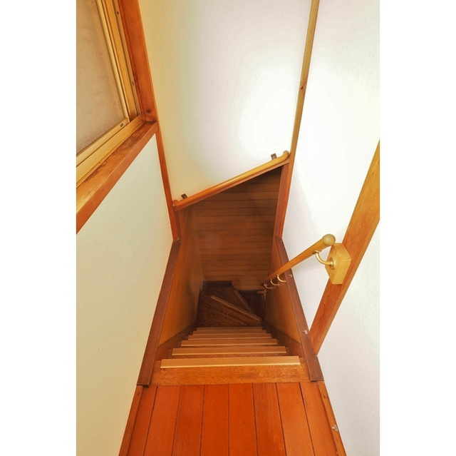 上川手貸家の内装|階段