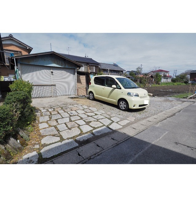 上川手貸家の駐車場