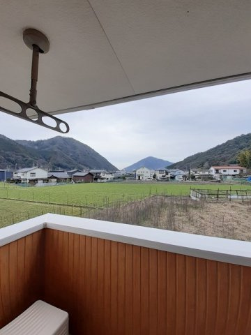 プリマヴェ－ラ　Ｋのバルコニー|外からの目が気にならないバルコニーで洗濯物が干せます