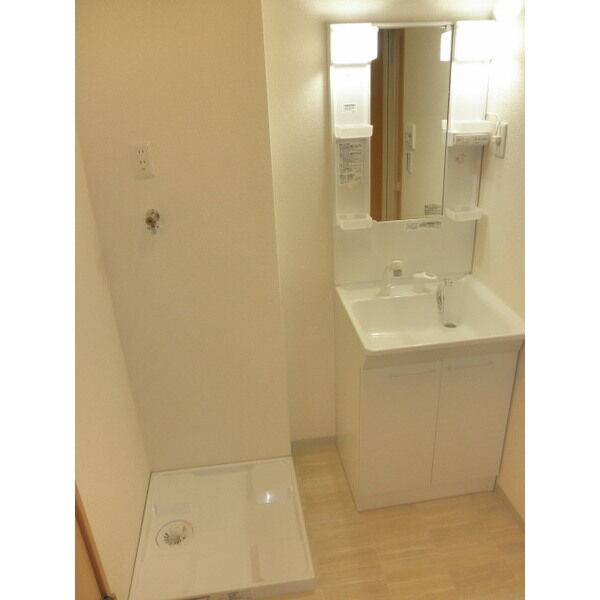 和泉市寺門町１丁目のテラスの洗面所|明るい洗面所です