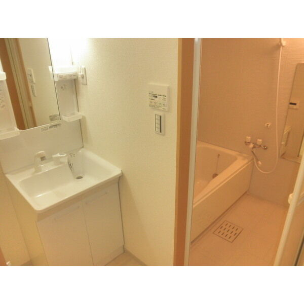 和泉市寺門町１丁目のテラスの浴室|コンパクトで使いやすいお風呂です