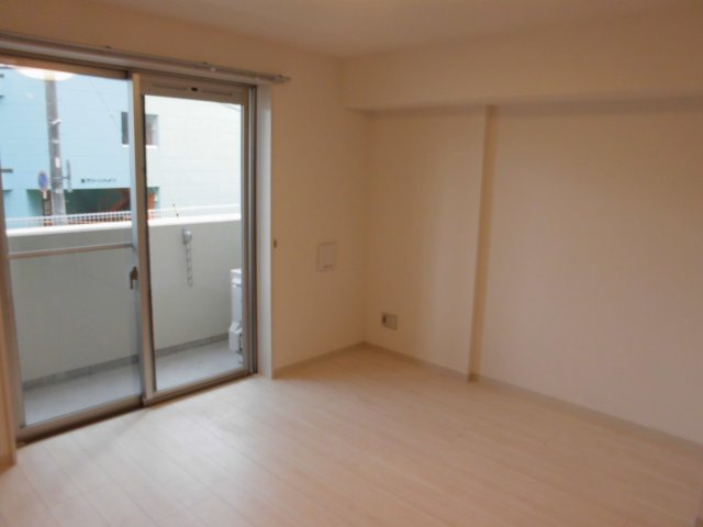 新潟市中央区旭町通１番町の賃貸マンションの居間・リビング